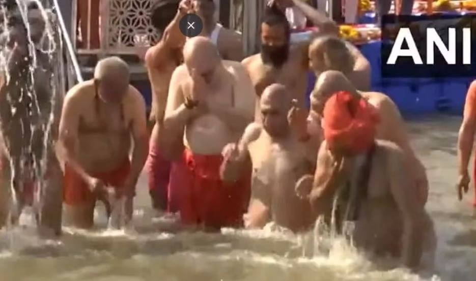 गृह मंत्री अमित शाह महाकुंभ में पुण्‍य की डुबकी लगाई,मुख्‍यमंत्री योगी आदि‍त्‍यनाथ भी रहे मौजूद