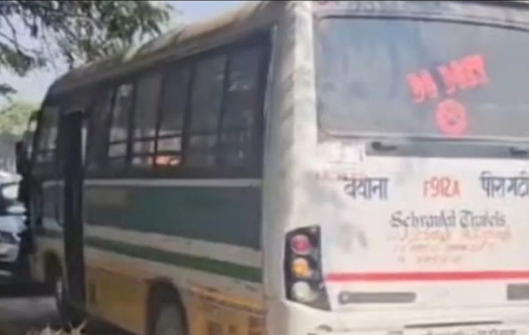 दिल्ली में की गयी निर्दयी हत्या, सीट पर खाना गिराने के आरोप में बस में एक शख्स की पीट-पीट कर दी हत्या