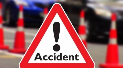 तेज रफ्तार कार ने तीन लोगों को कुचला, एक की हालत गंभीर