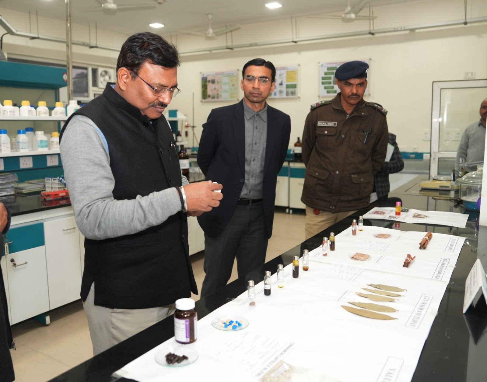 उत्तराखंड में ‘सुगंध’ से संवरेगी किसानों की तकदीर: मुख्य सचिव ने सेलाकुई में परखीं तैयारियाँ