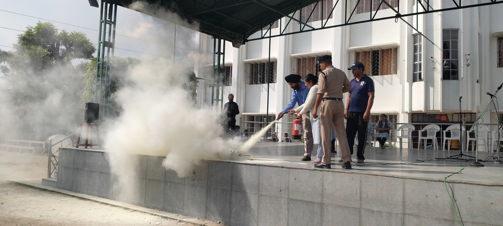 अग्नि सुरक्षा सप्ताह के अंतर्गत एन.डी.एस. में बच्चों को दिया गया अग्नि सुरक्षा संदेश